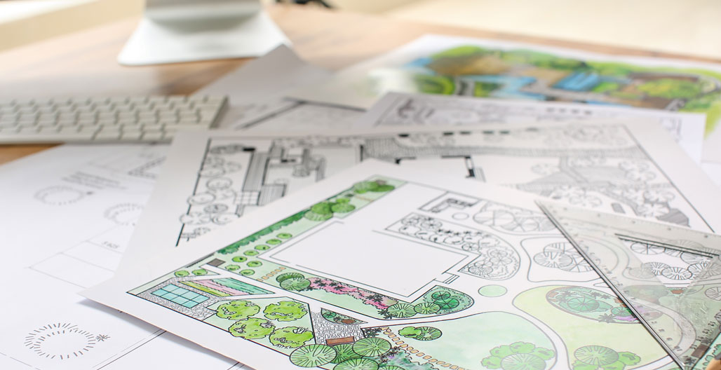 Paysagiste travaillant sur un plan 2D de jardin sur écran